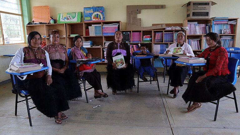 Counselling situation in the study circle with bilingual trainers, counsellors and educators © Saul Osornio