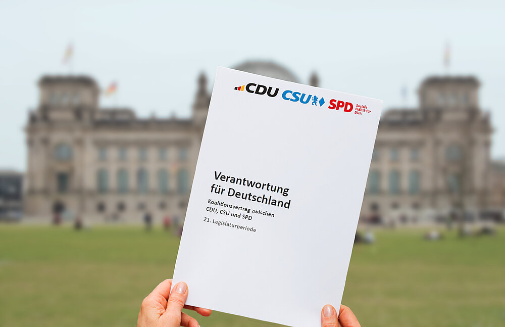 Koalitionsvertrag zwischen CDU, CSU und SPD vor dem Bundestag in Berlin