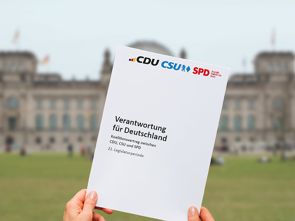 Koalitionsvertrag zwischen CDU, CSU und SPD vor dem Bundestag in Berlin