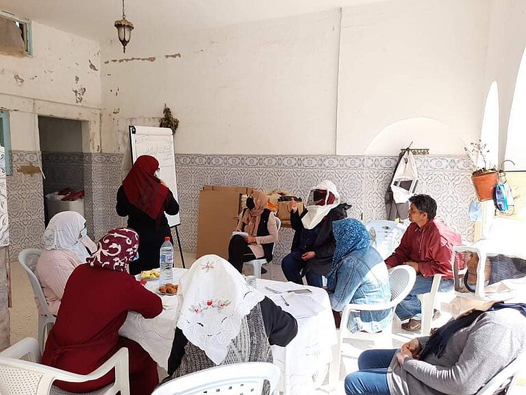 A training session within the Farmer Field School programme, DVV International Tunisia