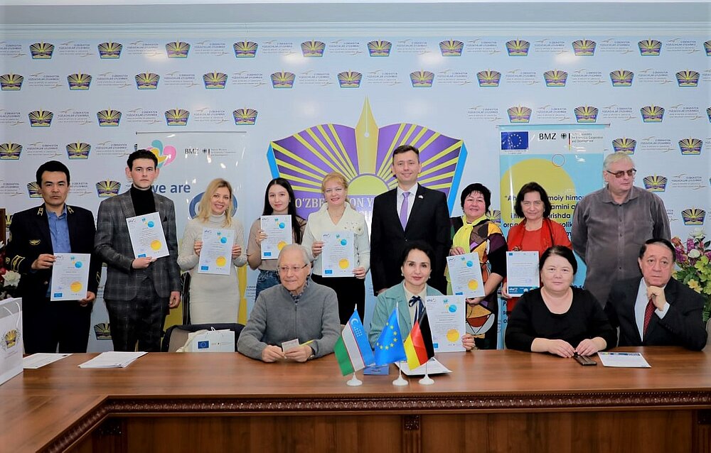 [Translate to English:] Winners of marathon and jury on a stage