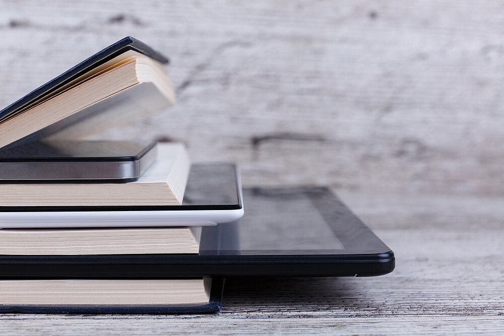 Tablets zwischen Büchern