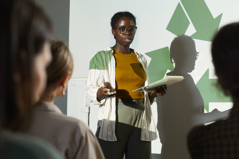 Über Bildung für nachhaltige Entwicklung diskutieren, DVV International, © Getty Images / SeventyFour