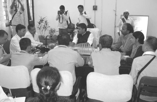 Des délégués cambodgiens s’entretiennent avec le maire de Vârânasî durant leur séjour en Inde