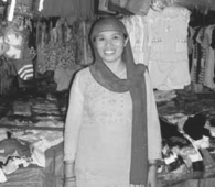 Lilie Mamao dans son magasin